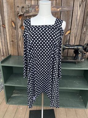 Chico’s size 1/MED blk/white cold shoulder long sleeve dress with shark bite hem